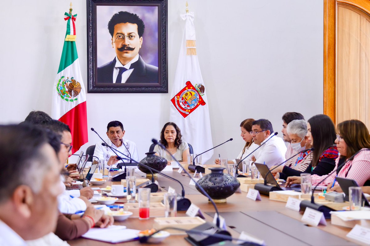 Estuve en la reunión de Gabinete Legal encabezada por el Mandatario, <a href="/salomonj/">Salomón Jara Cruz</a> para priorizar la atención de las y los oaxaqueños que requieren los cuidados del Sistema DIF Oaxaca.

#NadieSeQuedaAtrásNadieSeQuedaAfuera