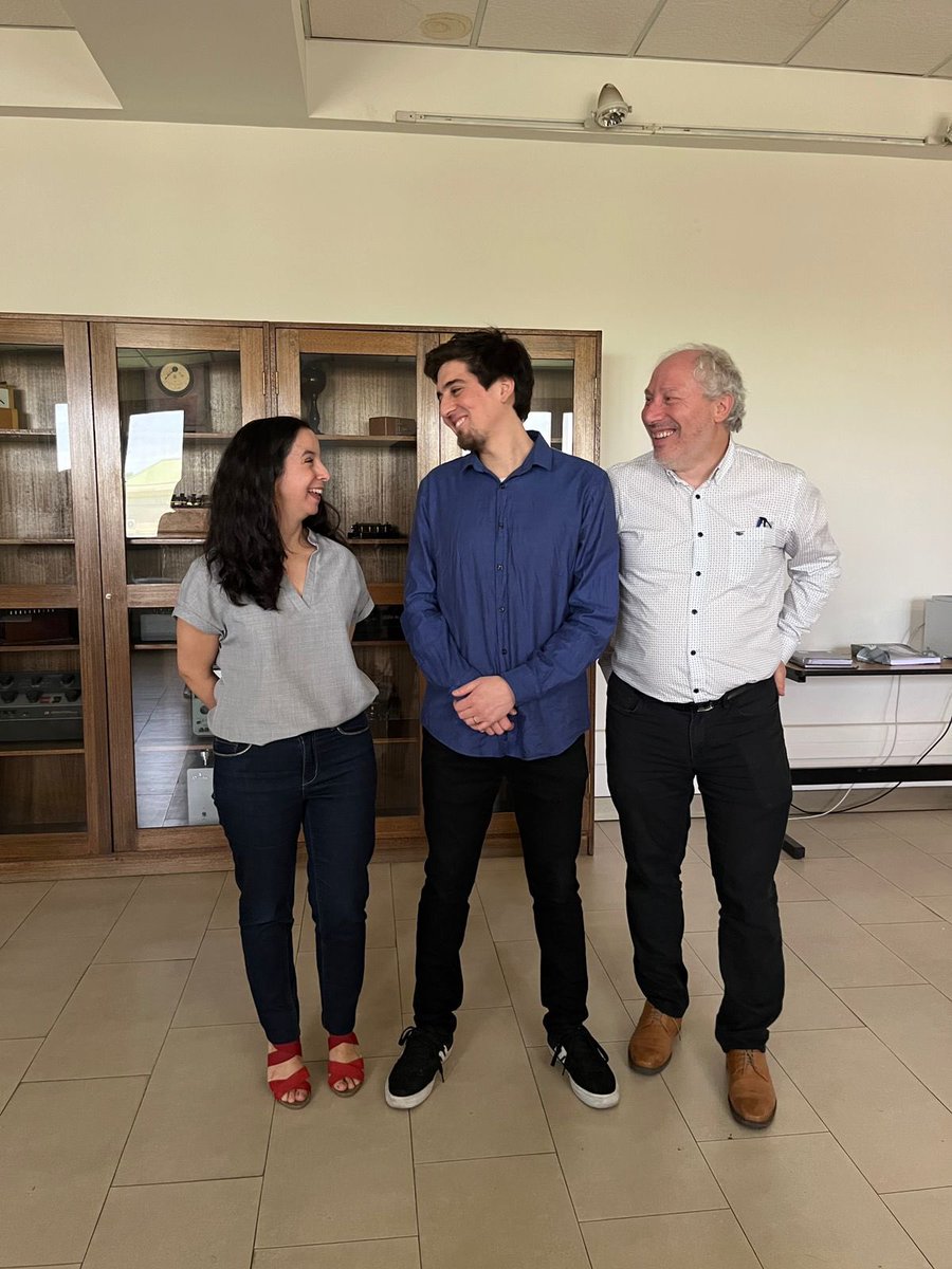 DFI_UChile's tweet photo. ¡Felicitaciones a #CristianVillalobos por su Doctorado en Ciencias Mención Física del DFI! 🌟 
Su tesis sobre “Flujos Fluctuantes en Suspensiones de Bacterias” fue guiada por los profesores #MaríaLuisaCordero y #RodrigoSoto.  👏🧪🔬 https://t.co/BqcbduQGLE