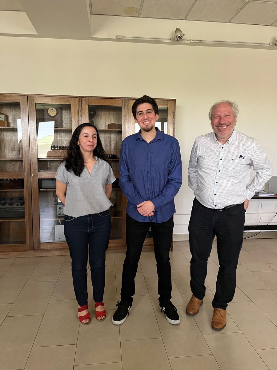 DFI_UChile's tweet photo. ¡Felicitaciones a #CristianVillalobos por su Doctorado en Ciencias Mención Física del DFI! 🌟 
Su tesis sobre “Flujos Fluctuantes en Suspensiones de Bacterias” fue guiada por los profesores #MaríaLuisaCordero y #RodrigoSoto.  👏🧪🔬 https://t.co/BqcbduQGLE