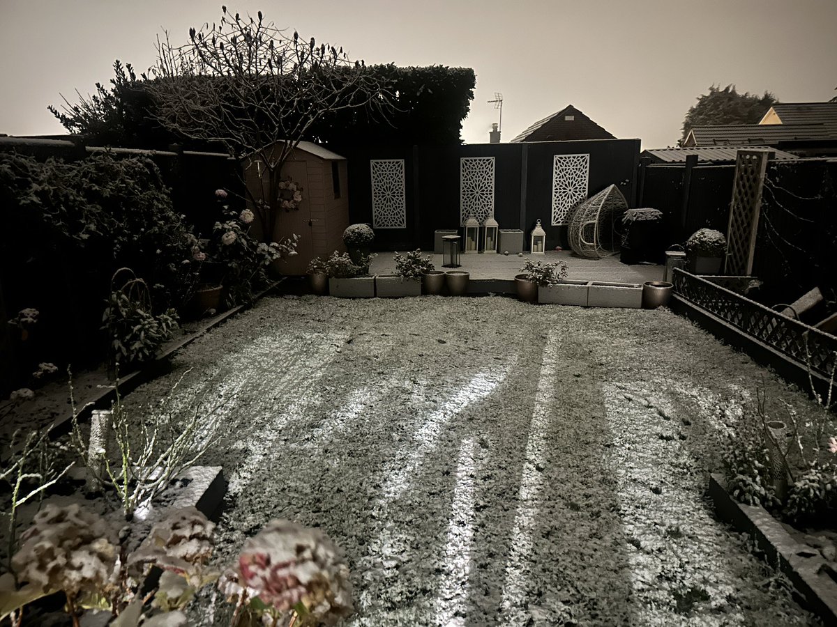 The snow is settling in #Nottinghamshire 😍 #snow