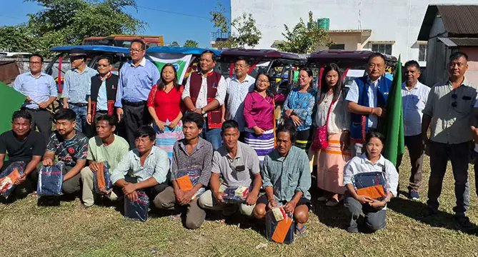 arunachaltimes_'s tweet image. (Ering launches #eRickshaw scheme)
The Arunachal Times - arunachaltimes.in/index.php/2024…