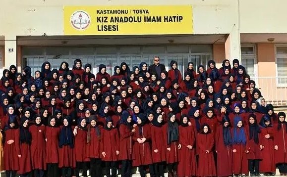 Uzaktan_Gelen__'s tweet photo. Kız imam sayısı = Sıfır
Kız imam ihtiyaç sayısı = Sıfır
İmam Hatipli kız öğrenci sayısı = 700.000.

Biri bunu açıklasın https://t.co/YnPiURFgBy
