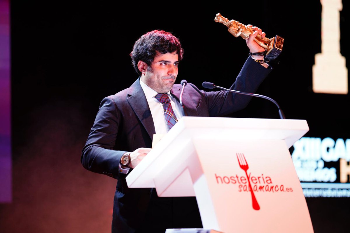 EvaSalamanca's tweet photo. #RestaurantedelaProvincia Sube el Vicepresidente de @dipusalamanca @DavidMingoPP, acompañado por David Gallego. Y el ganador Casa Conrado, sube al escenario el propietario Diego Calvo. #PremiosHS #PremiosHosteleria #PremiosHosteleriaSalamanca #HosteleriaSalamanca #PremiosHS2024 https://t.co/r8VrRJr315