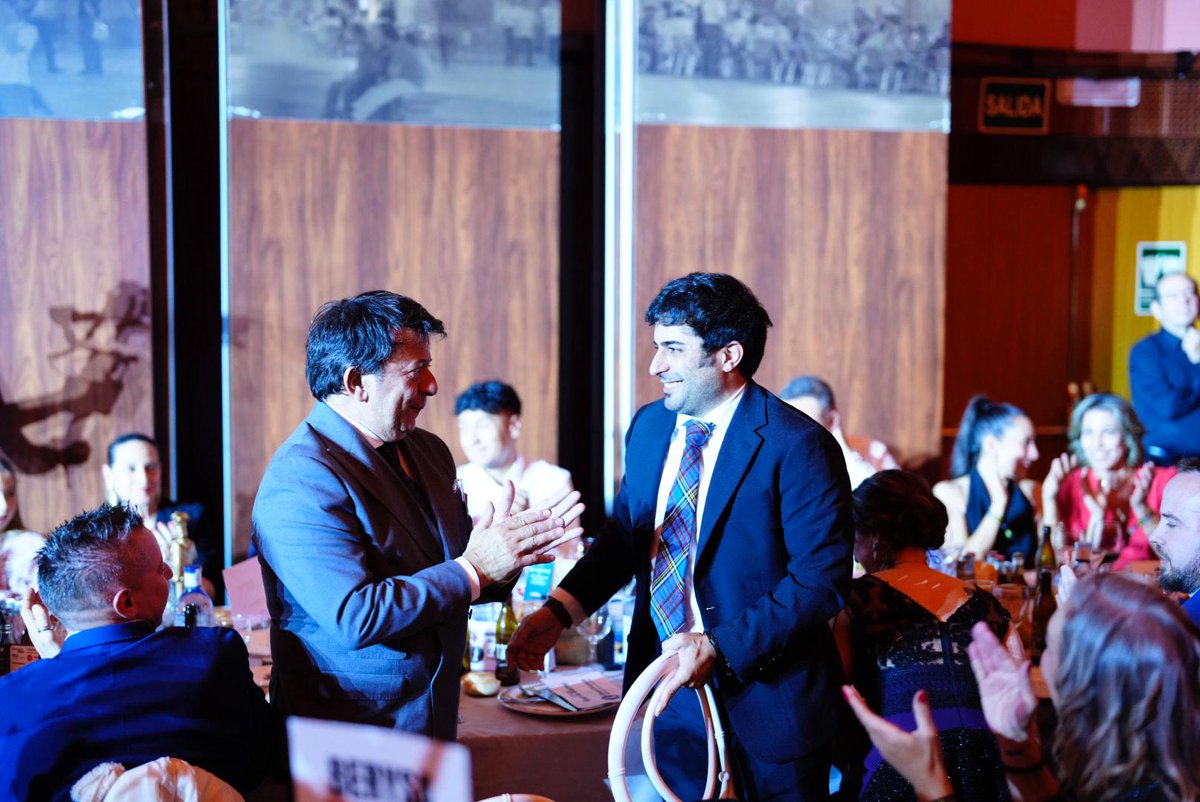 EvaSalamanca's tweet photo. #RestaurantedelaProvincia Sube el Vicepresidente de @dipusalamanca @DavidMingoPP, acompañado por David Gallego. Y el ganador Casa Conrado, sube al escenario el propietario Diego Calvo. #PremiosHS #PremiosHosteleria #PremiosHosteleriaSalamanca #HosteleriaSalamanca #PremiosHS2024 https://t.co/r8VrRJr315