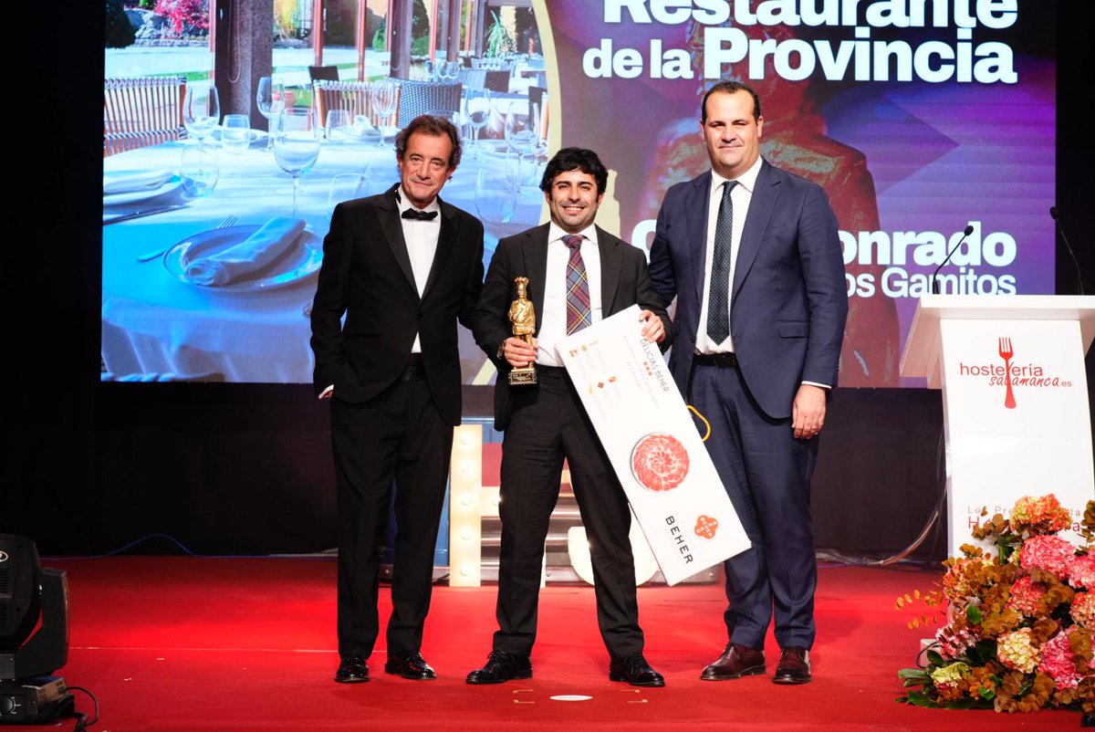 EvaSalamanca's tweet photo. #RestaurantedelaProvincia Sube el Vicepresidente de @dipusalamanca @DavidMingoPP, acompañado por David Gallego. Y el ganador Casa Conrado, sube al escenario el propietario Diego Calvo. #PremiosHS #PremiosHosteleria #PremiosHosteleriaSalamanca #HosteleriaSalamanca #PremiosHS2024 https://t.co/r8VrRJr315