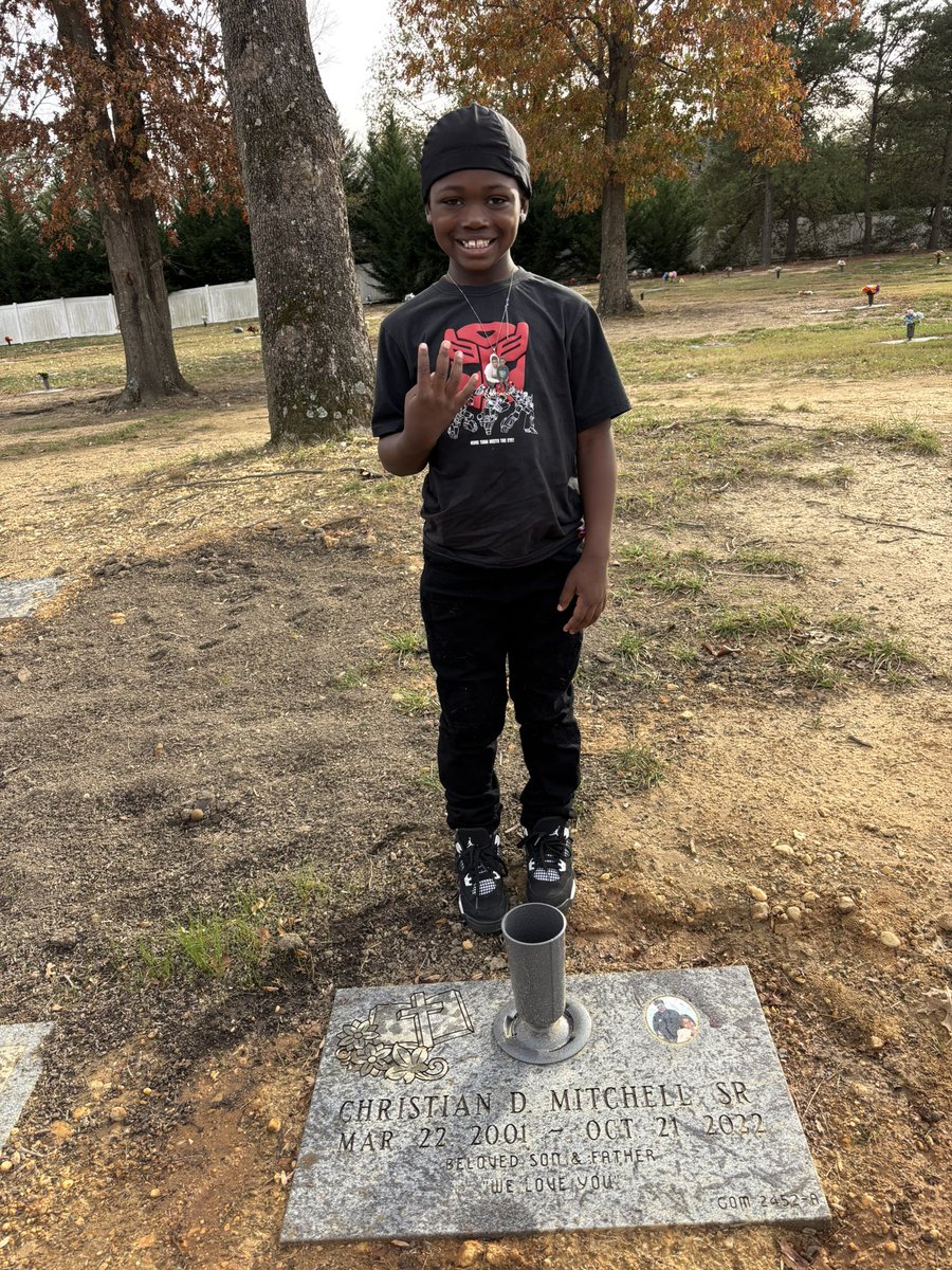 DeeLilSister's tweet photo. 🥰”Took my son to visit his father now that his tombstone down I won’t fail you boy I love ya && I got you 🙏🏾🥇I’m sorry my guy #LLDAYDAY🕊️❤️ https://t.co/hY1XWSRTBT