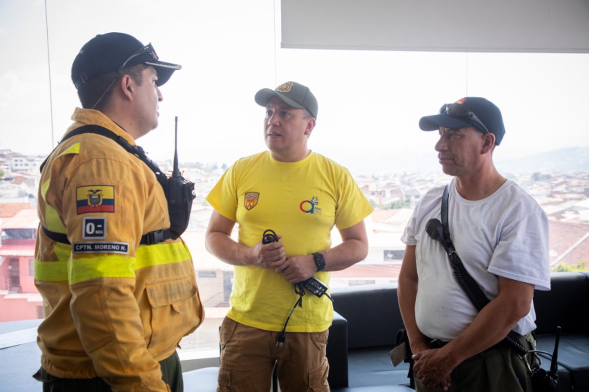 BomberosQuito's tweet photo. 👩‍🚒 #Cuenca | Hoy, trabajamos con autoridades y equipos de emergencia para planificar las acciones que se llevarán a cabo en el combate de los incendios que se registran, en Cuenca. 

👉  Nuestro equipo fue asignado para trabajar en un nuevo punto de intervención en Jeréz, donde se establecerá un campamento forestal para combatir el fuego en la madrugada, con un esfuerzo que se prolongará durante varios días.

💪 Juntos continuamos luchando contra este desafío. 

#BomberosQuito #JuntosContraElFuego #BomberosEcuador