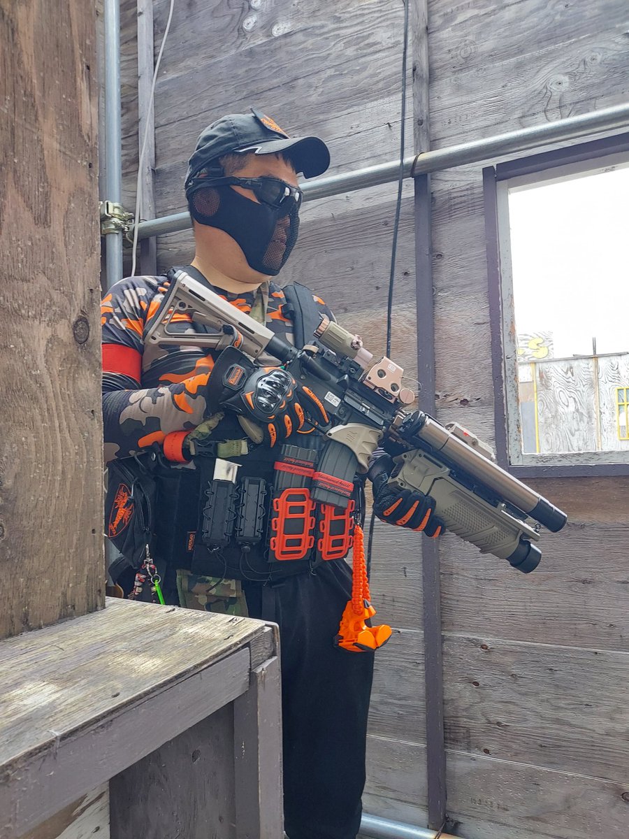 LhEnv4LzCEJBka6's tweet photo. ⭐昨日は『#いいMK18の日』
次世代電動ガン🔫スカーLを手に入れるまでは『#EGLM🚀グレネードランチャー』を『#MK18』に取り付けてました～❗＼(・o・)／
(一応取り付ける事は出来たけど🚀、めっちゃ重くて使用はこの１回切りに...😵☝️)

#グレネードランチャー　#エアガン https://t.co/9IAN8cdJOf