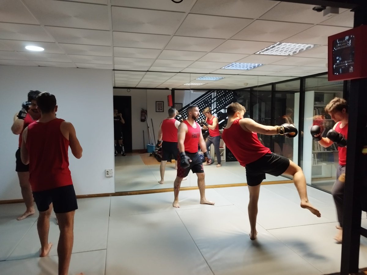 nosoycarlosSH's tweet photo. Hombres, buscad una mujer que os anime a entrenar, a luchar, a ayudar a los demás...a ser un héroe.
Si vuestra novia, mujer, pareja o máquina de regañar, os quiere convertir en un cobarde que no salga de casa, no es la indicada, y tú eres un pusilánime 🌊y🦍 si aceptas. https://t.co/nLwV6YG8L0