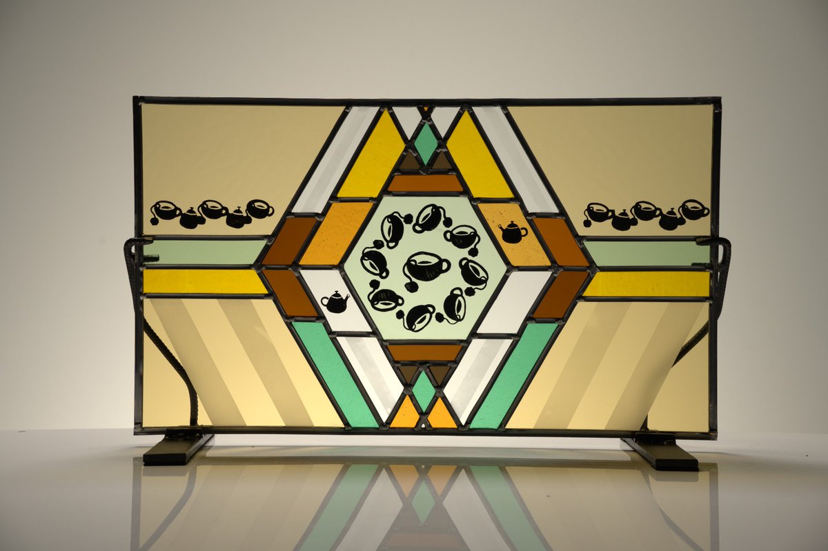 Tweedejaarsstudenten VAN Creatief vakman richting glas, hebben een eigen ontwerp gemaakt. Daarin staat een zelfgemaakt ornament van een alledaags object centraal. 

Meer weten over deze opleiding? ➡️ sintlucas.nl/mbo-opleidingen