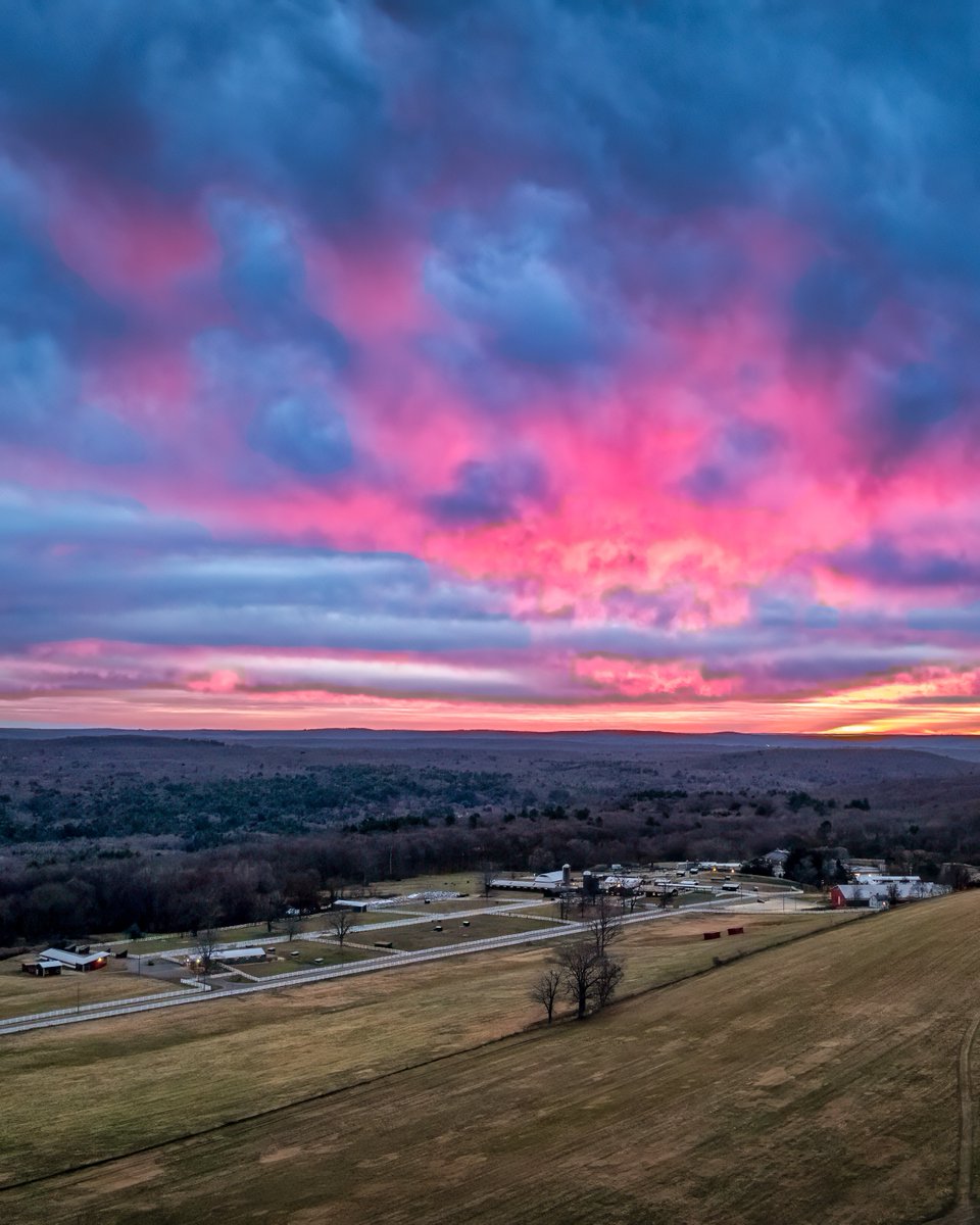 UConnCAHNR's tweet photo. Sunrise over Horsebarn Hill ⛅

📸Milton Levin https://t.co/CfZ2Kya81i