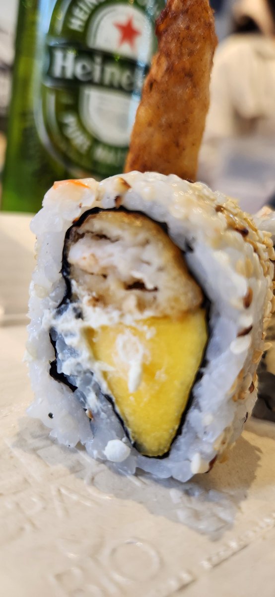 tatogourmet's tweet photo. La respectiva crítica anual de este ejercicio de Marketing Gastronómico Nacional. #SUSHIMASTER2024
El emprendedor crece con el dinero de LOS COMENSALES, por eso debe ser honesto con ellos siempre.🍣🍣 🍣
Foto 1: Un maki del #SushiMaster
Foto 2: Un maki real y honesto con la palabra "sushi". (Etimológicamente hace referencia a una forma de conservación natural del pescado) La filosofía lleva a que sea un sabor natural y no un bojote de arroz insípido sin sentido y grasas para embolatarle la gustosidad a nosotros los ignorantes comensales.
Pena les debería dar y seré siempre crítico cuando se muestra algo que destroza la cultura gastronómica de un país y el respeto por las cocinas y el paladar del comensal. Se burlan de nosotros en el exterior por este tipo de interpretación tan pobre de las cocinas internacionales. (Y nosotros masterizando la mediocridad)
En la cocina nada es en vano y estos ejercicios deberían ser mucho más cultos alrededor de una ciencia como la gastronomía.
Felicidades siempre a Tulio @tuliorecomienda por esa ideota que le funcionó, pero el ego siempre ha hecho que la crítica la vea como un ataque y no como una oportunidad para construir.
"Quienes deberían agradecer su actividad gastronómica son los comensales, no el emprendedor. Al emprendedor siempre le irá bien si hay gustosidad y hace las cosas bien y con detalle".
Con inmenso gusto les muestro a los comensales visualmentemente lo que lleva a un maki "sushi" (foto 2)
El valor real de un plato está alrededor de su transformación y gustosidad. Tenemos muy buenas materias primas para presentar un #sushi decente y muy respetuoso con su cultura e historia, lo demás es un terrible ejercicio alrededor de la cocina...
#TatoGourmet
Crítico & Gourmet Gastronómico.