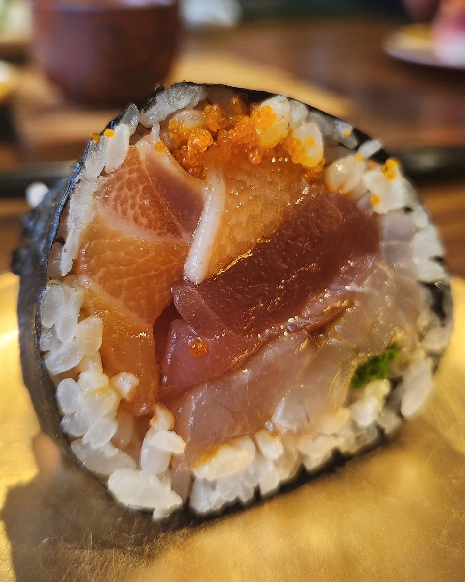 tatogourmet's tweet photo. La respectiva crítica anual de este ejercicio de Marketing Gastronómico Nacional. #SUSHIMASTER2024
El emprendedor crece con el dinero de LOS COMENSALES, por eso debe ser honesto con ellos siempre.🍣🍣 🍣
Foto 1: Un maki del #SushiMaster
Foto 2: Un maki real y honesto con la palabra "sushi". (Etimológicamente hace referencia a una forma de conservación natural del pescado) La filosofía lleva a que sea un sabor natural y no un bojote de arroz insípido sin sentido y grasas para embolatarle la gustosidad a nosotros los ignorantes comensales.
Pena les debería dar y seré siempre crítico cuando se muestra algo que destroza la cultura gastronómica de un país y el respeto por las cocinas y el paladar del comensal. Se burlan de nosotros en el exterior por este tipo de interpretación tan pobre de las cocinas internacionales. (Y nosotros masterizando la mediocridad)
En la cocina nada es en vano y estos ejercicios deberían ser mucho más cultos alrededor de una ciencia como la gastronomía.
Felicidades siempre a Tulio @tuliorecomienda por esa ideota que le funcionó, pero el ego siempre ha hecho que la crítica la vea como un ataque y no como una oportunidad para construir.
"Quienes deberían agradecer su actividad gastronómica son los comensales, no el emprendedor. Al emprendedor siempre le irá bien si hay gustosidad y hace las cosas bien y con detalle".
Con inmenso gusto les muestro a los comensales visualmentemente lo que lleva a un maki "sushi" (foto 2)
El valor real de un plato está alrededor de su transformación y gustosidad. Tenemos muy buenas materias primas para presentar un #sushi decente y muy respetuoso con su cultura e historia, lo demás es un terrible ejercicio alrededor de la cocina...
#TatoGourmet
Crítico & Gourmet Gastronómico.