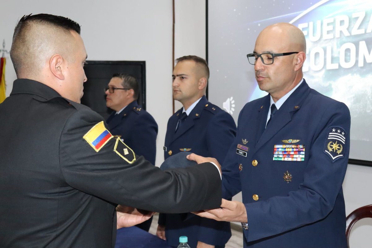 FuerzaAereaCol's tweet photo. Integrantes de las @FuerzasMilCol y del @INPEC_Colombia recibieron los sombreros que los identifican como “Drill Instructors”, luego de culminar sus estudios en la Escuela de Suboficiales de la #FuerzaAeroespacial🇨🇴.
➡️https://t.co/LDdwMjvBOL
#SiempreFirmes
#EgresadosFAC
#ESUFA https://t.co/4vfvrmeJ9D
