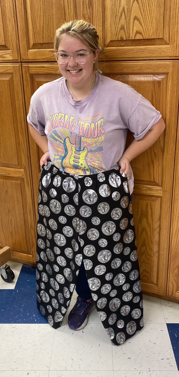 MrsYzar's tweet image. Did someone say disco?? Amaya did!

Pajama finisher #1, starting the trend! Tomorrow she will press her quillow fabric!

#sayyestofcs #sewfun