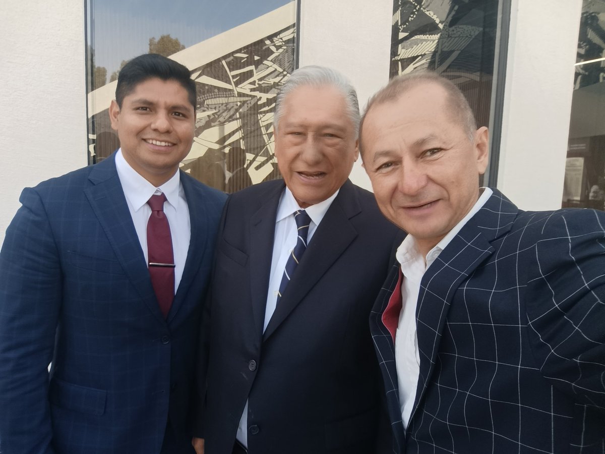 fredyacob's tweet photo. Un gusto saludar al gobernador #Melquiades Morales y a mi amigo presidente @omarmunooz en la inauguración de la nueva sede del @CongresoPue https://t.co/2nX6rJDOc4