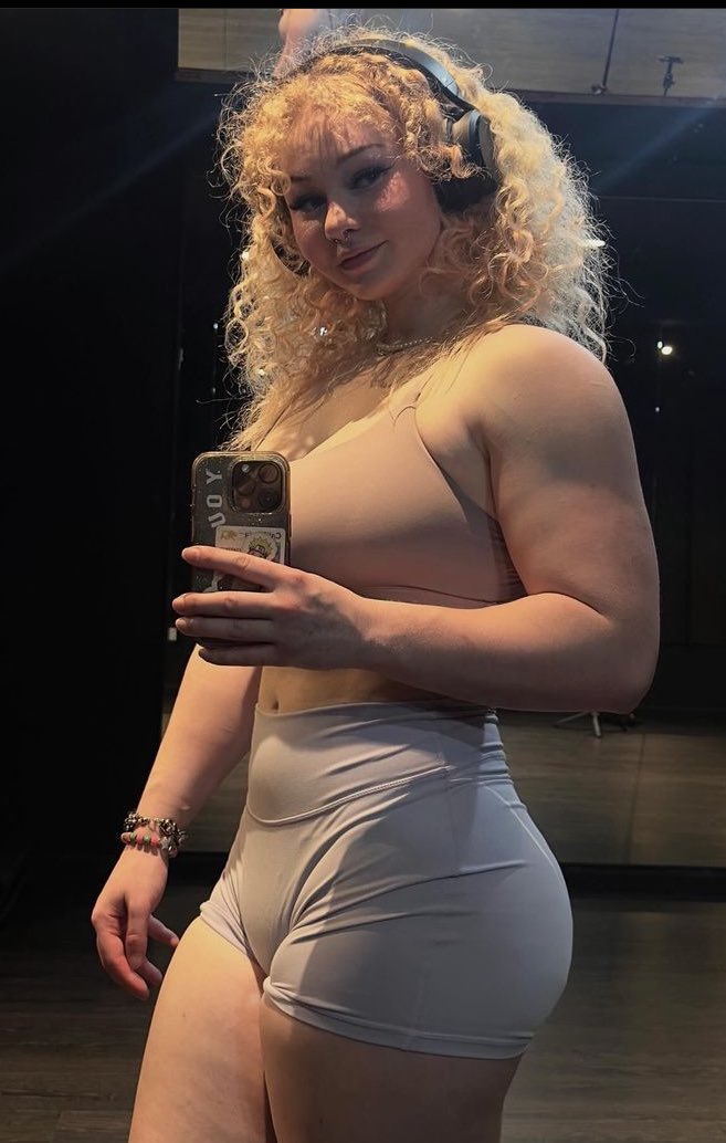 PinkedChloe's tweet image. ATTENTION HOES !!!

YOUR FAVOURITE MUSCLE  MOMMY IS BACK!~~