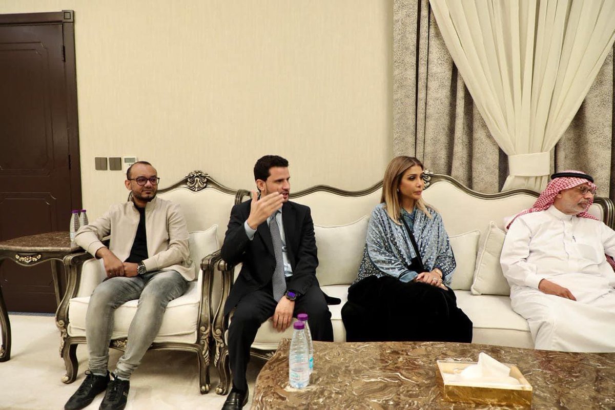 تشرفنا اليوم بدعوة فخامة الرئيس #رشاد_العليمي <a href="/PresidentRashad/">د/ رشاد محمد العليمي</a>
لمقره في #الرياض للثناء على الحفل و مشاركاتنا مع  فرقة #الاوركسترا_اليمنية أمس في #المملكة_العربية_السعودية ب مركز الملك فهد الثقافي ، و الذي لاقى نجاح و حضور كبير 
لفتة جميلة و رائعة من فخامته لدعم المبدعين اليمنيين