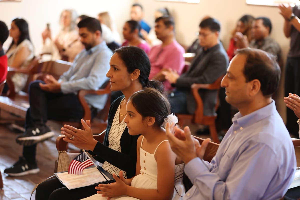 USCIS_es's tweet photo. Felicidades a los 20 ciudadanos que se convirtieron en estadounidenses en el histórico Museo New Castle Court House de Delaware. Construido en 1732, el edificio de la corte es uno de los más antiguos de la nación y forma parte del #FirstStateNHP de @NPS y de @SavingDEHistory. https://t.co/3IvR9n6xWX