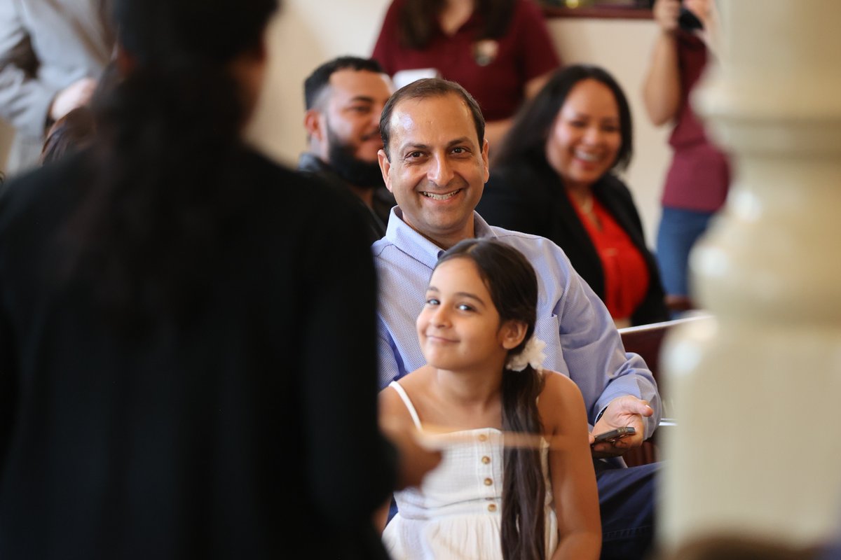 USCIS_es's tweet photo. Felicidades a los 20 ciudadanos que se convirtieron en estadounidenses en el histórico Museo New Castle Court House de Delaware. Construido en 1732, el edificio de la corte es uno de los más antiguos de la nación y forma parte del #FirstStateNHP de @NPS y de @SavingDEHistory. https://t.co/3IvR9n6xWX