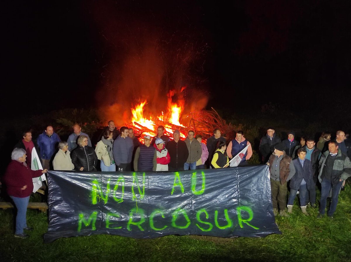 🔥 FEUX DE LA COLÈRE - Ce soir dans le 64 ! 🔥

🌾 La FDSEA et les JA se mobilisent !
Ce soir, les agriculteurs des cantons du Pyrénées-Atlantiques se rassemblent pour exprimer leur colère face aux injustices et aux difficultés qui touchent nos exploitations.