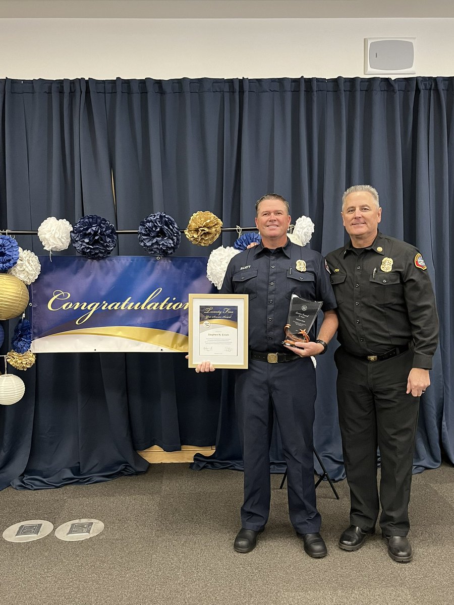 GlendaleFireCA's tweet photo. Congratulations firefighter paramedic Stephen Elliott for selflessly serving our city for 25 years! We are so grateful for your dedication to protecting and serving! #mygfd #myglendale https://t.co/vsxdJehWEB