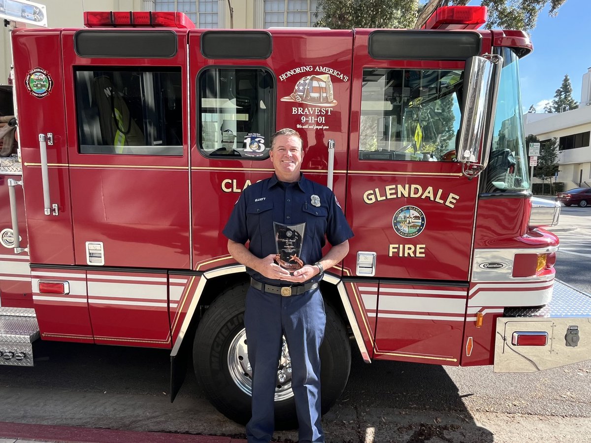 GlendaleFireCA's tweet photo. Congratulations firefighter paramedic Stephen Elliott for selflessly serving our city for 25 years! We are so grateful for your dedication to protecting and serving! #mygfd #myglendale https://t.co/vsxdJehWEB