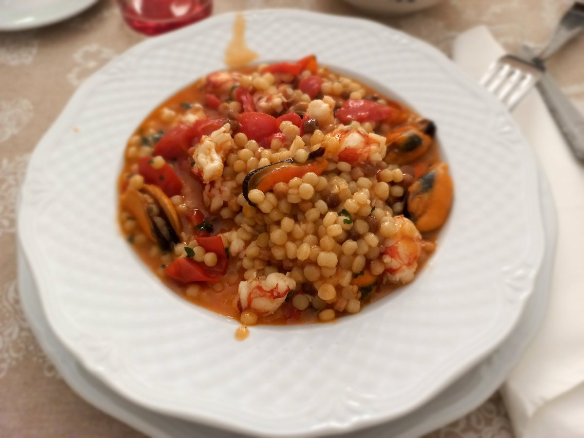 daisuki_italia's tweet photo. サルデーニャのZia(叔母さん)の料理、フレーゴラ(Fregola)サルデーニャのパスタ。ムール貝、エビ、トマトで味付けで美味しい😋#イタリア料理 #サルデーニャ料理 #サルデーニャ #フレーゴラ #パスタ #Sardegna
#Fregola #Pasta https://t.co/ZdwsktE8aV