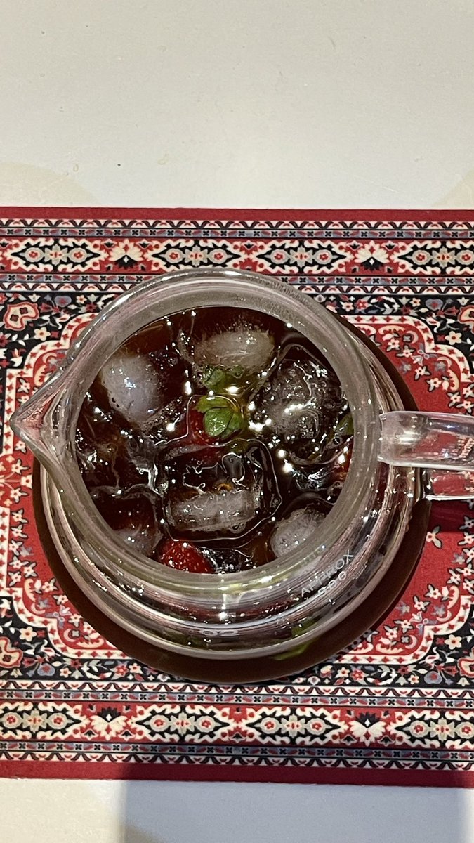 على شباك هاللّيل أنا و كوب قهوه وأغنية .