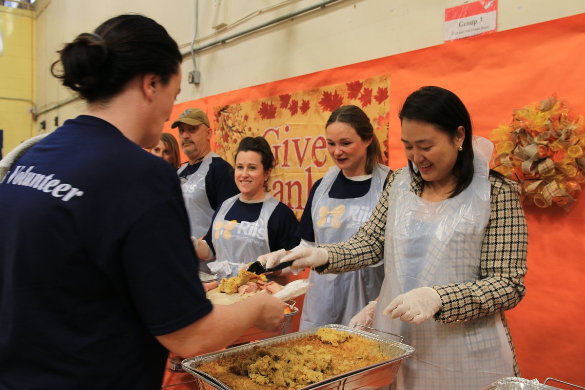 CMJulieWon's tweet photo. Thanksgiving came early at @Riis_Settlement's 17th Annual Fall Family Feast. This year, I was happy to once again provide $25,000 for our neighbors to enjoy a hot, fresh Thanksgiving meal. Thanks to our partners at @Riis_Settlement, @SenatorGonzalez, &amp; the @AmazinMetsFdn. (1/2) https://t.co/A1PsE8aBje
