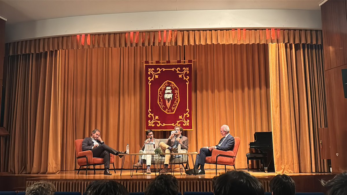 mundoclar95's tweet photo. Afortunado de poder asistir hoy a la charla entre @ricardocrc @JulioLlorente4 y Salvador Antuñano. Dicen que uno tiene que rodearse de gente más inteligente que él mismo. Pues hoy, objetivo conseguido.

¡Con ganas de volver a escucharos! (Y leeros) https://t.co/wAqhNgRKS9