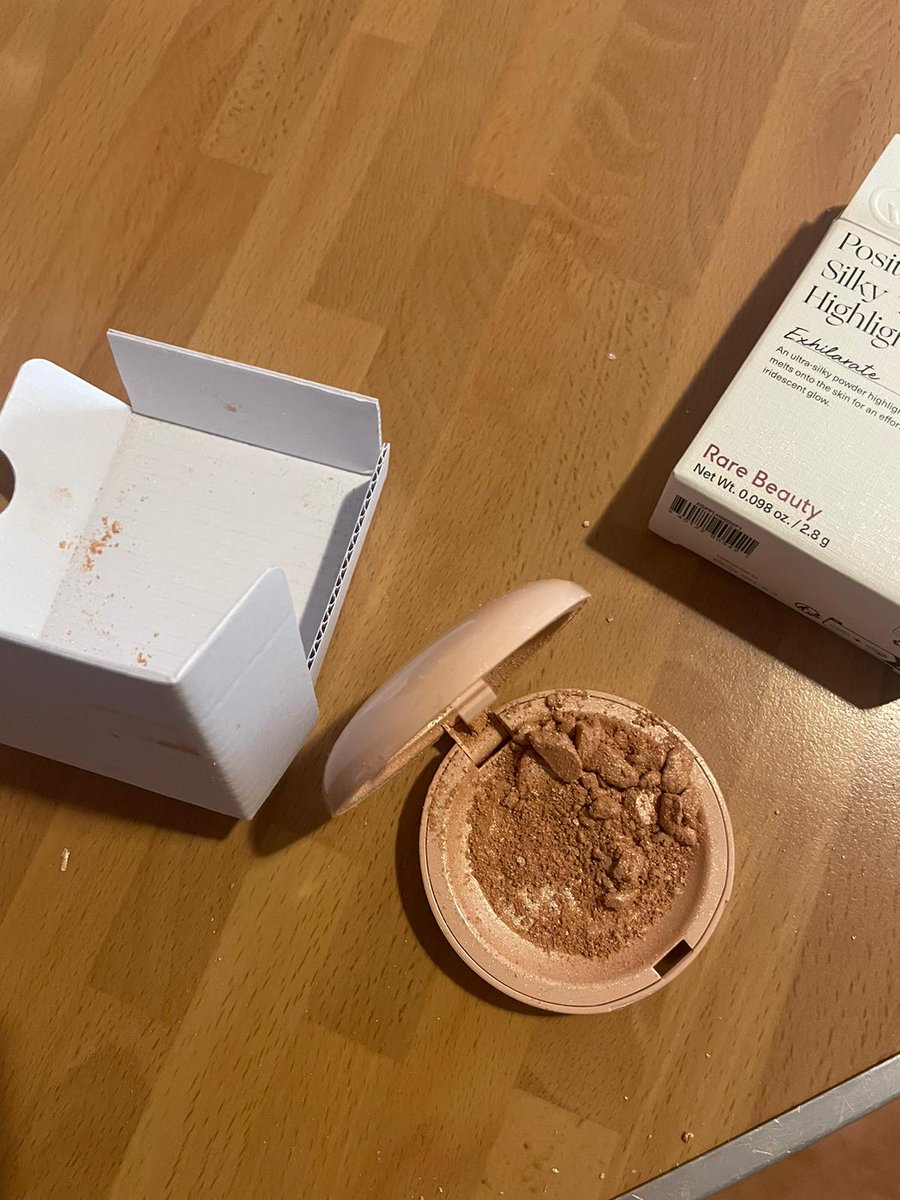 anna_hzd's tweet photo. This is how @rarebeauty products arrive to me and their only solution is to refund me a part of what I paid, no comment. 🥹😭 @selenagomez #RareBeauty https://t.co/6cJrBowt1n