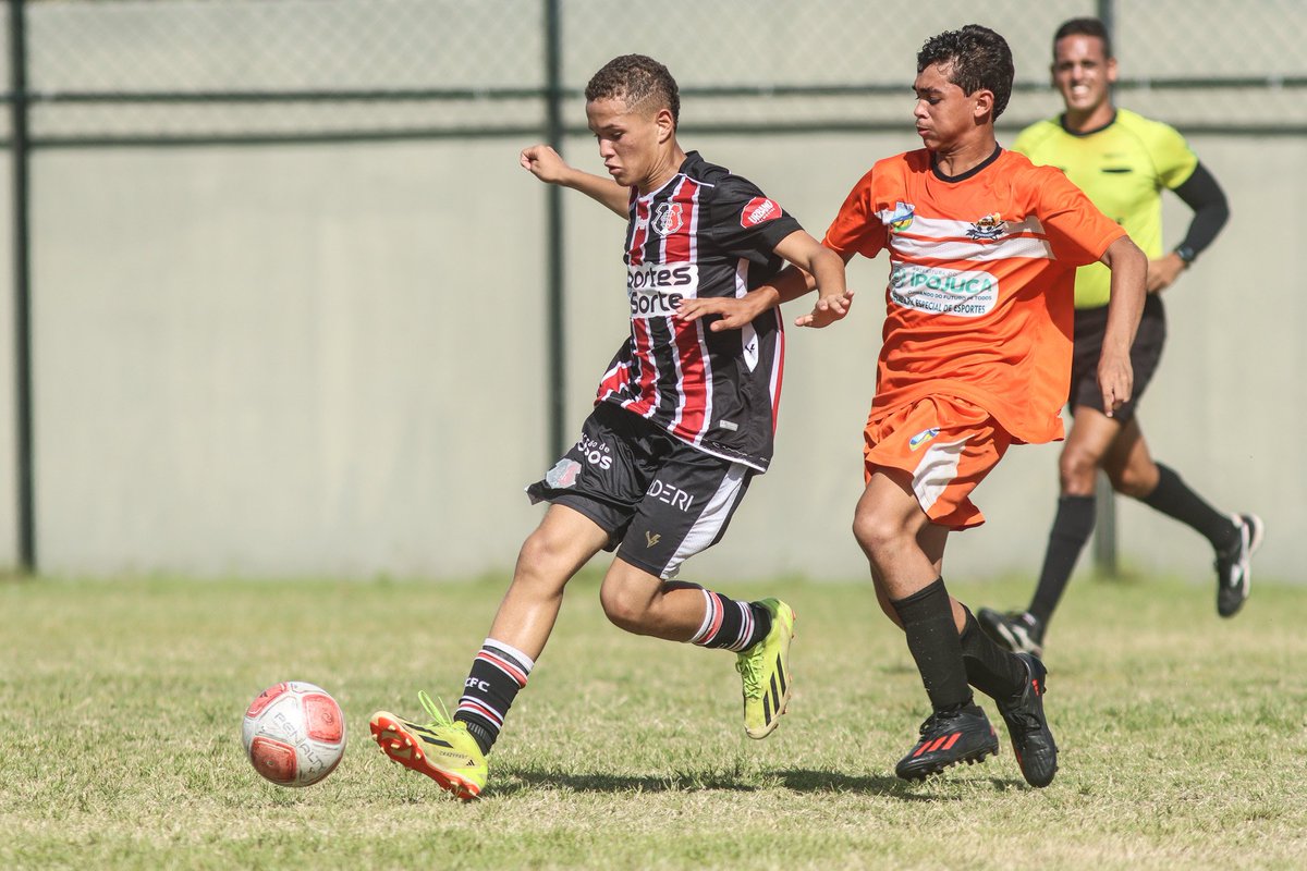SantaCruzdeBase's tweet photo. #Sub14 | Nesta segunda-feira (18), o time do Santa Cruz venceu o Ipojuca pelo placar de 4x1. Os gols da Cobra Coral foram marcados por Luisinho (2x), Kauan Dias e Diego. Boa, garotada! 🐍⚫⚪🔴

📸: @fotografaevelyn https://t.co/5fm0SxVIZR