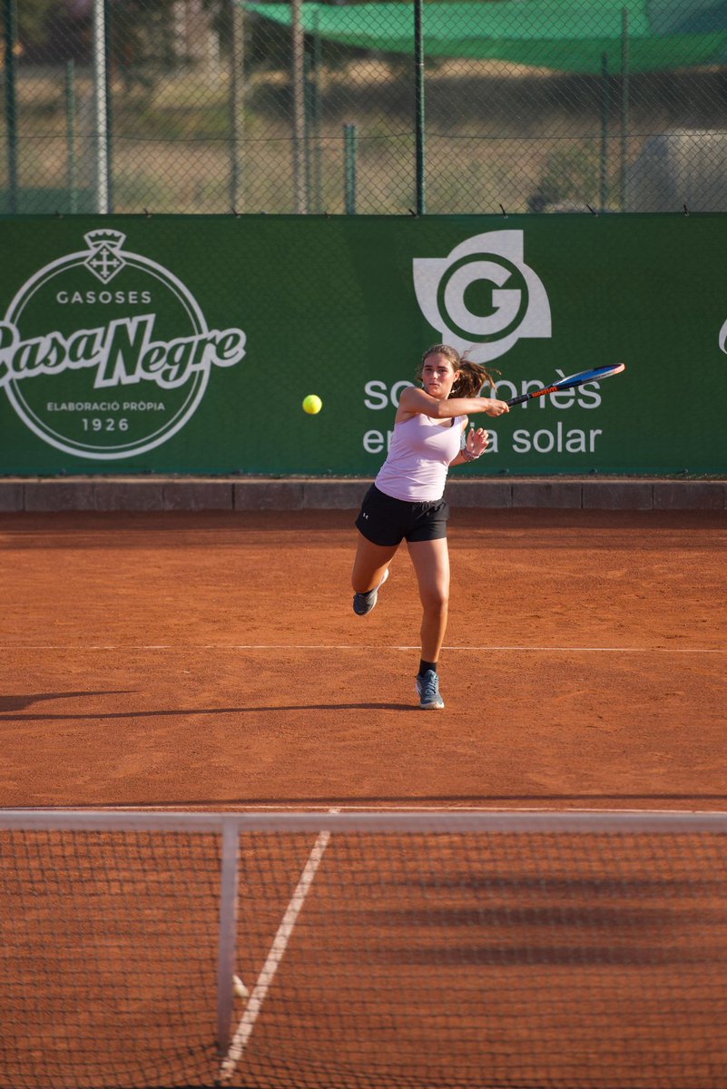 ClubFarners's tweet photo. I en categoria infantil femení Arlet Moreno està  en semifinals i per tant, classificada directament per la fase final de Catalunya del Màster.
En primera ronda es va desfer per per 6/3 6/2 d'Anastasia Sologubova. https://t.co/Saobx1exyz