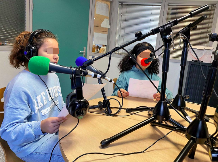 Vincemart1's tweet photo. Aujourd'hui débutaient les enregistrements de notre podcast "Notre petite histoire de l'Humanité". Et pour cela, direction le collège 🎙️🖊️
@RepOyonnax https://t.co/bKmPgzMiV7