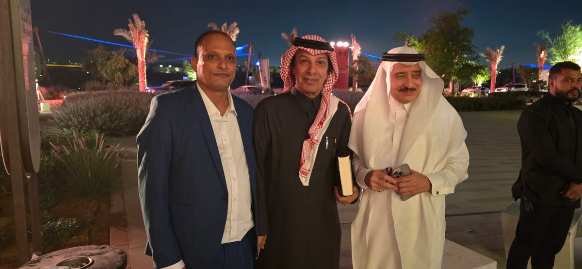 (1) هو اللقاء الأهم في مسيرتي المهنية والعملية مع استاذ الصحافة الأول الصحفي المعروف الاستاذ عبدالله آل هتيلة مساعد رئيس تحرير "عكاظ" الذي لطالما اضاف لي العمل معه الكثير من القيمة لقاء اختلطت فيه العاطفة في ليلة استثنائية امتدت حتى مطلع الفجر دار فيها الكثير من النقاش حول المهنة