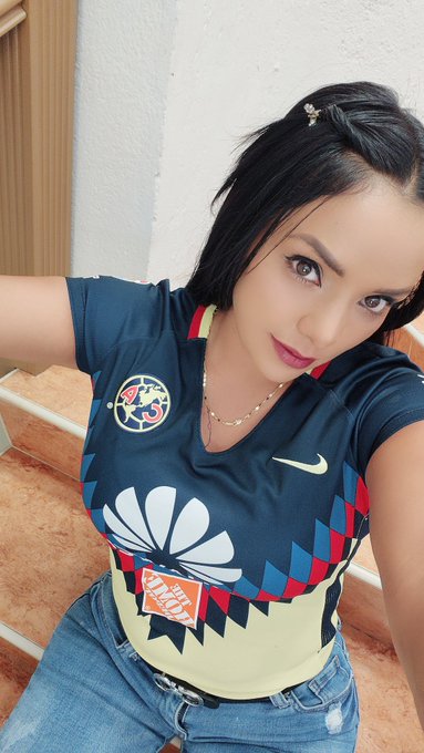 Heeeee Quién le va al @ClubAmerica se me ve linda apoco no? ? https://t.co/UJiLuglTFm