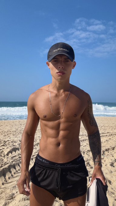 Watch 𝐒𝐔𝐑𝐅𝐈𝐒𝐓𝐀's leaked NSFW photo on TwXstars