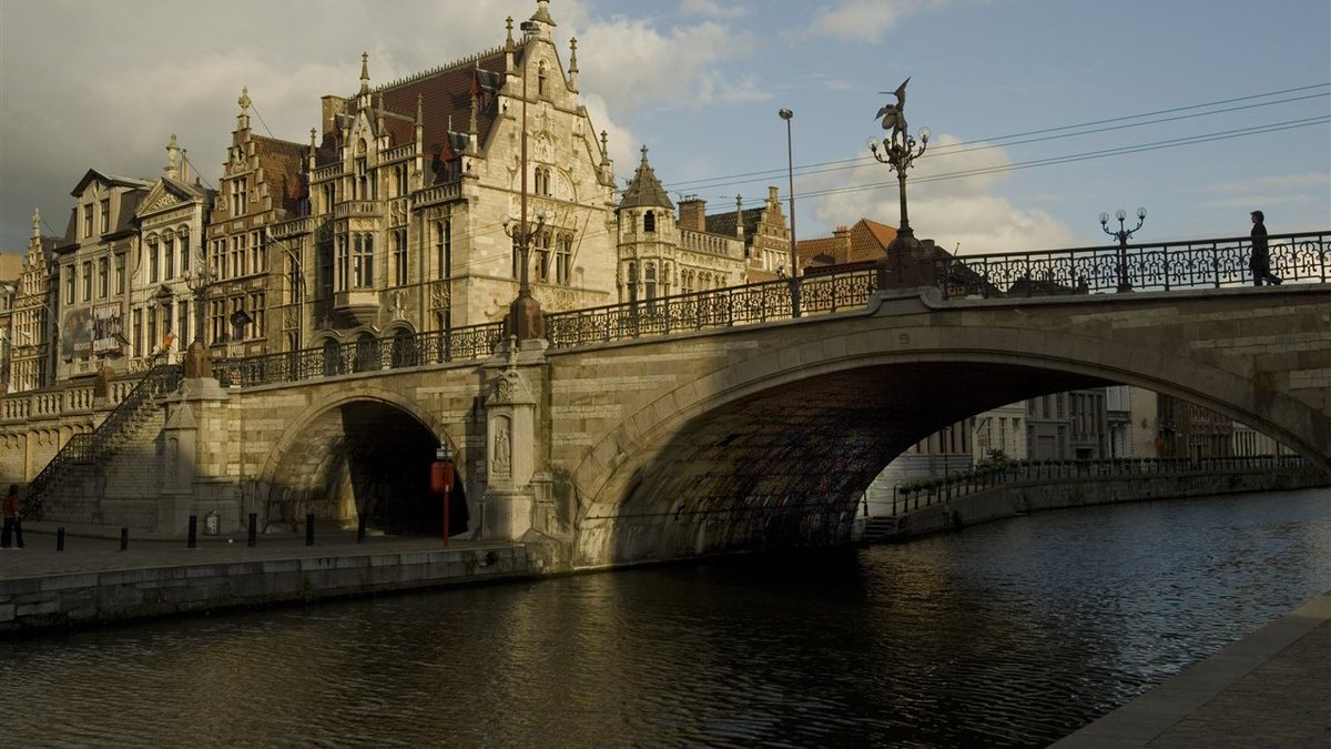 Hakim (53) verdronken bij Gentse Feesten na duw in water, Nederlanders riskeren celstraf rtl.nl/nieuws/buitenl…