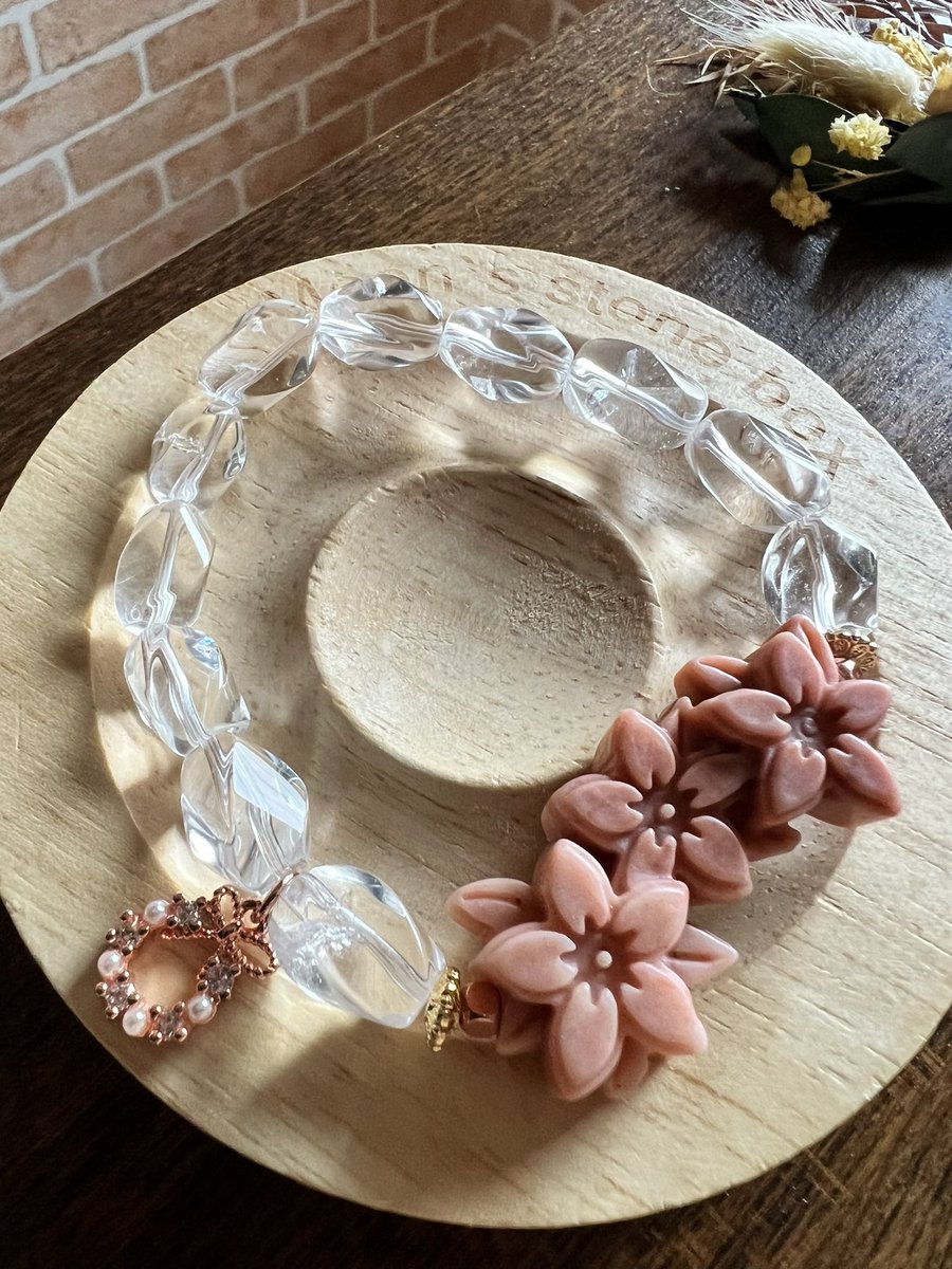 moons_stone_box's tweet photo. 綺麗な3連花リースのデザインブレスレット🌸🌸🌸
ピンクアベチュリン×水晶、レピドライト×パープルローズクォーツ、レッドジャスパー×シトリン、オレンジカルサイト×アマゾナイトシリカ
#お洒落なパワーストーン
#お守りブレスレット
#心の支え
#天然石 https://t.co/DXnEZF4Czq