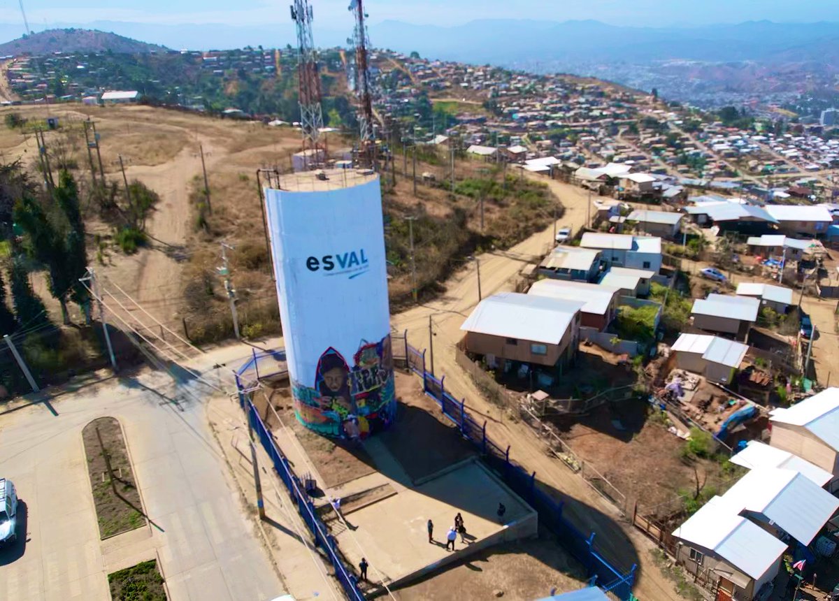 _ESVAL's tweet photo. #ComunidadEsval 💧 Estamos muy contentos con el resultado. La ONG “Valparaíso en Colores”, llevó a cabo una intervención artística en nuestra copa de agua potable ubicada en Lomas de Latorre de Viña del Mar. Realizaron un mural y el logo de la sanitaria, que fueron plasmados en el estanque #Viña @vinadelmar