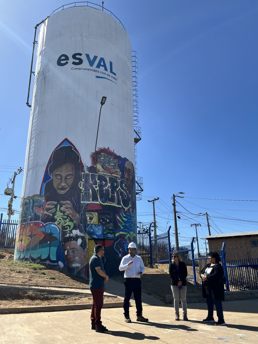 _ESVAL's tweet photo. #ComunidadEsval 💧 Estamos muy contentos con el resultado. La ONG “Valparaíso en Colores”, llevó a cabo una intervención artística en nuestra copa de agua potable ubicada en Lomas de Latorre de Viña del Mar. Realizaron un mural y el logo de la sanitaria, que fueron plasmados en el estanque #Viña @vinadelmar