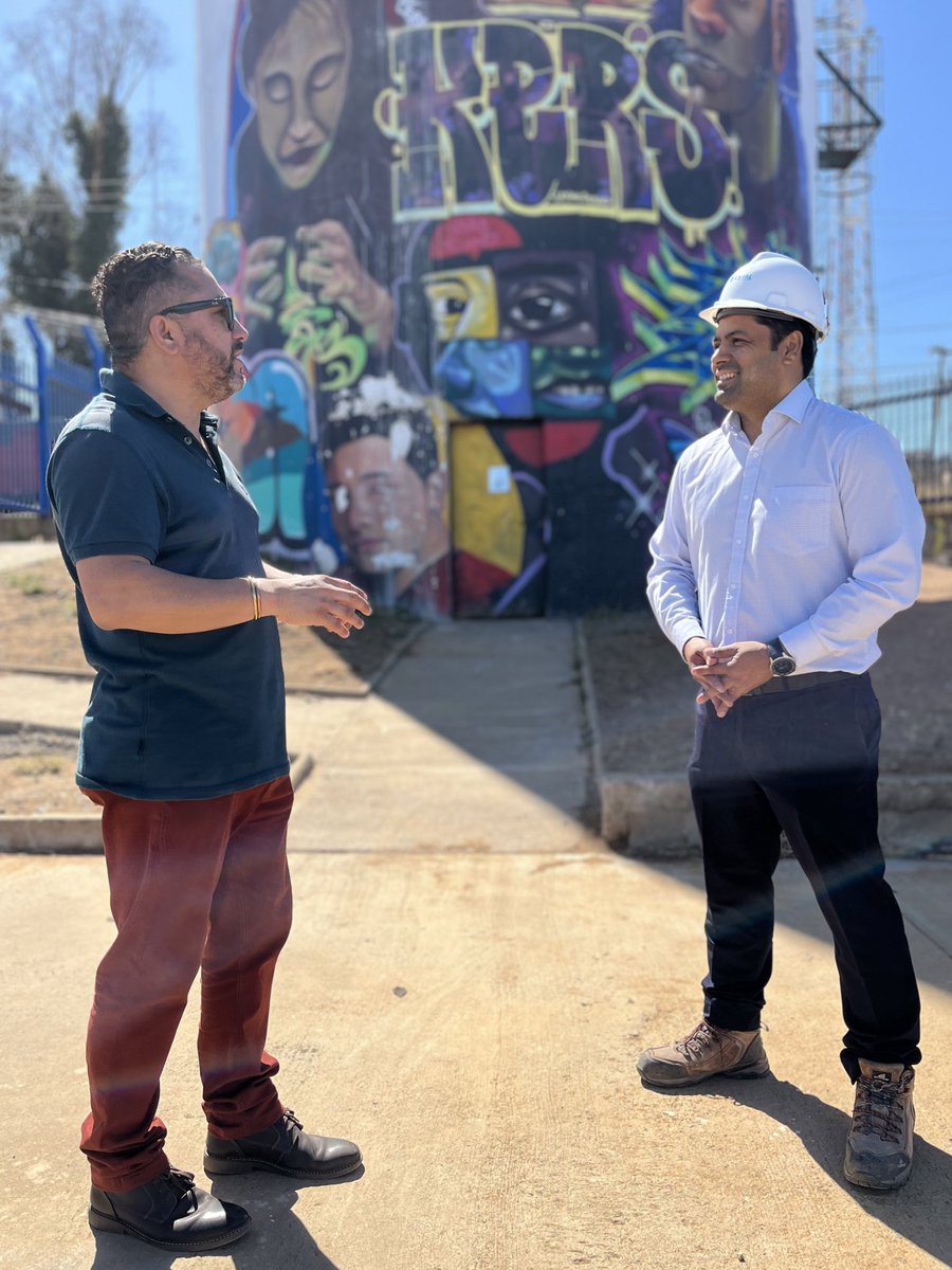 _ESVAL's tweet photo. #ComunidadEsval 💧 Estamos muy contentos con el resultado. La ONG “Valparaíso en Colores”, llevó a cabo una intervención artística en nuestra copa de agua potable ubicada en Lomas de Latorre de Viña del Mar. Realizaron un mural y el logo de la sanitaria, que fueron plasmados en el estanque #Viña @vinadelmar