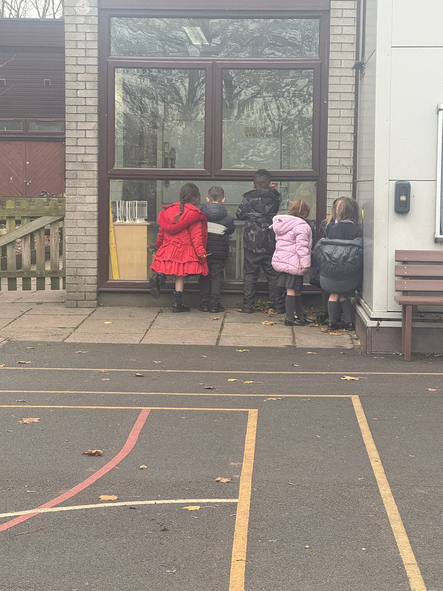 GPSYear1's tweet photo. Today we took science outside to search for objects made from metal, wood, plastic and glass! @greenparkschool #gpsscience https://t.co/zBDGqG5Dqh