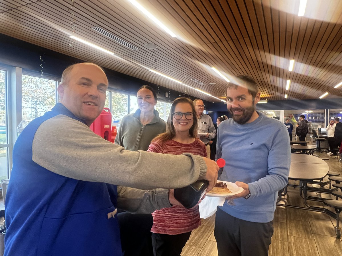 WarrenCoSchools's tweet image. 🎉 Congratulations to Warren East High School for placing 2nd in the annual @UnitedWaySOKY Campaign!  The faculty and staff enjoyed a delicious breakfast cooked by our district leaders. 🍽️ #CommunityMatters @WEHSRaiders (3/3)