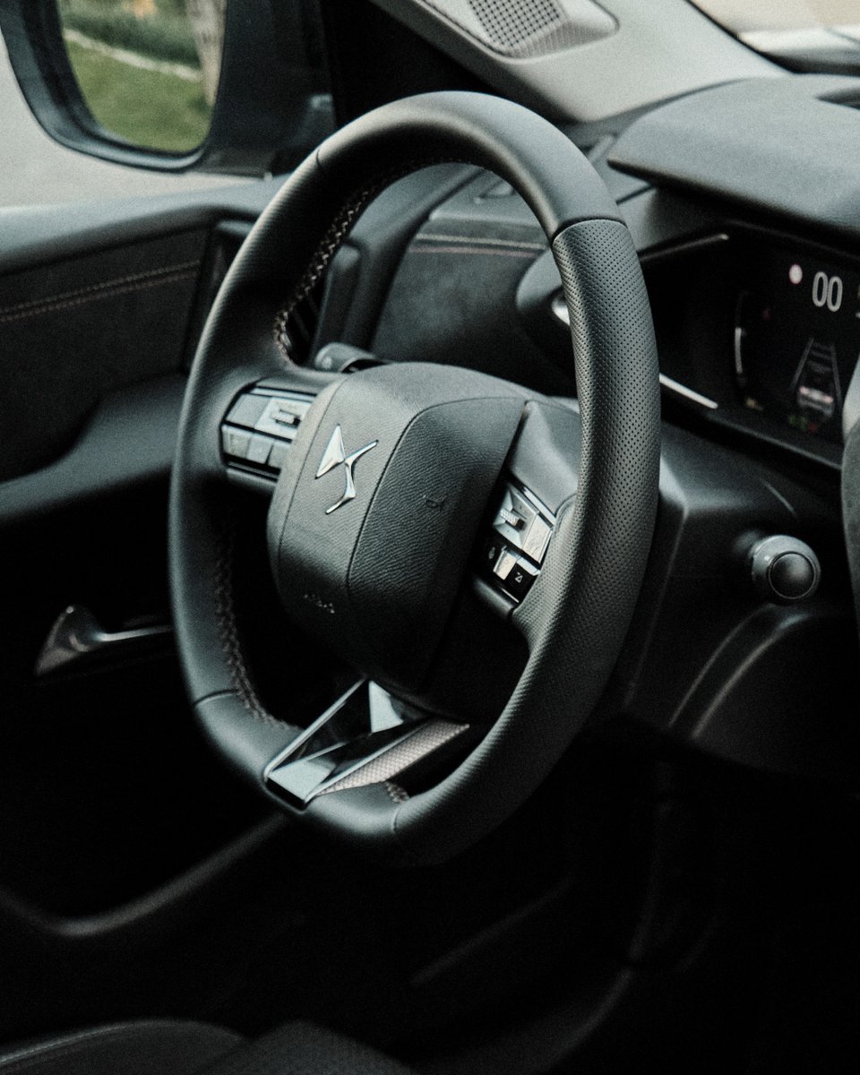 Cada detalle interior del prestigioso New DS 3 tiene algo que contar. Desde su diseño inspirado en la alta relojería de Francia, hasta sus detalles en cuero Nappa, llevarán el comfort de viajar al siguiente nivel.

#dschile #lujo #autos