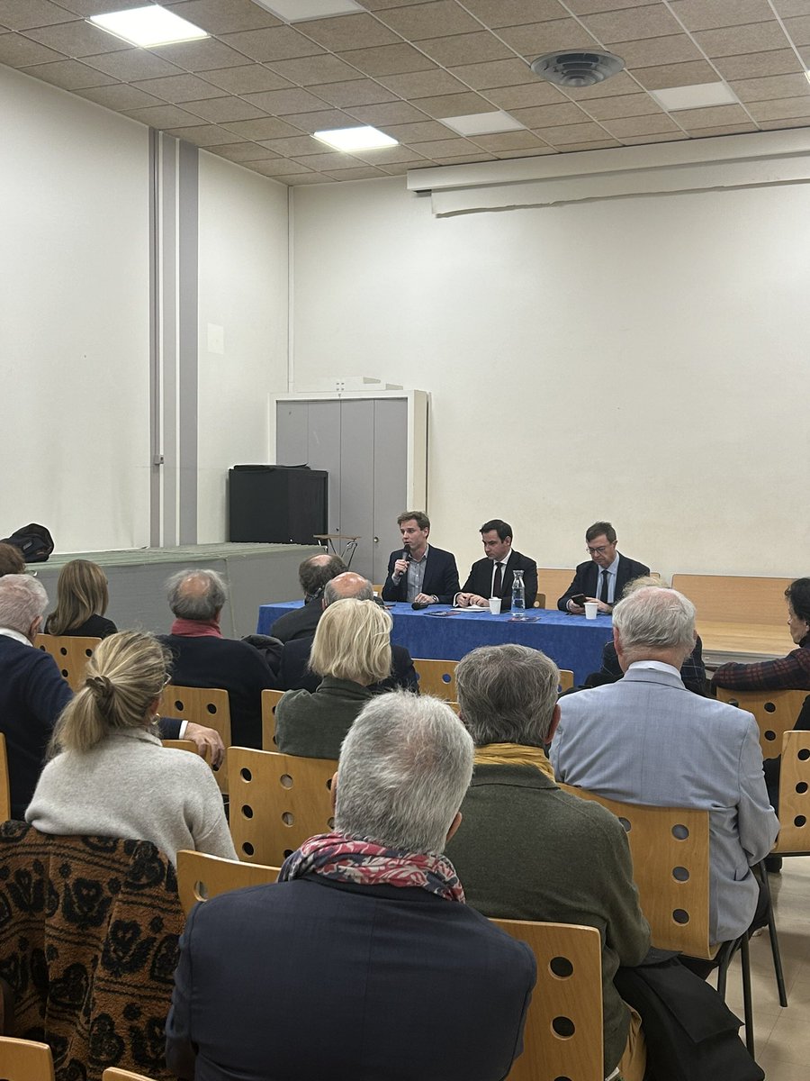 Très heureux de retrouver les habitants de la #CIRCO7502 à #Paris6 avec <a href="/LesieurAntoine/">Antoine Lesieur</a> à l’occasion du deuxième conseil de circonscription en présence de <a href="/jp_lecoq/">Jean-Pierre Lecoq</a> pour échanger sur l'actualité politique.

👉 Prochain rdv dans le 7ème !