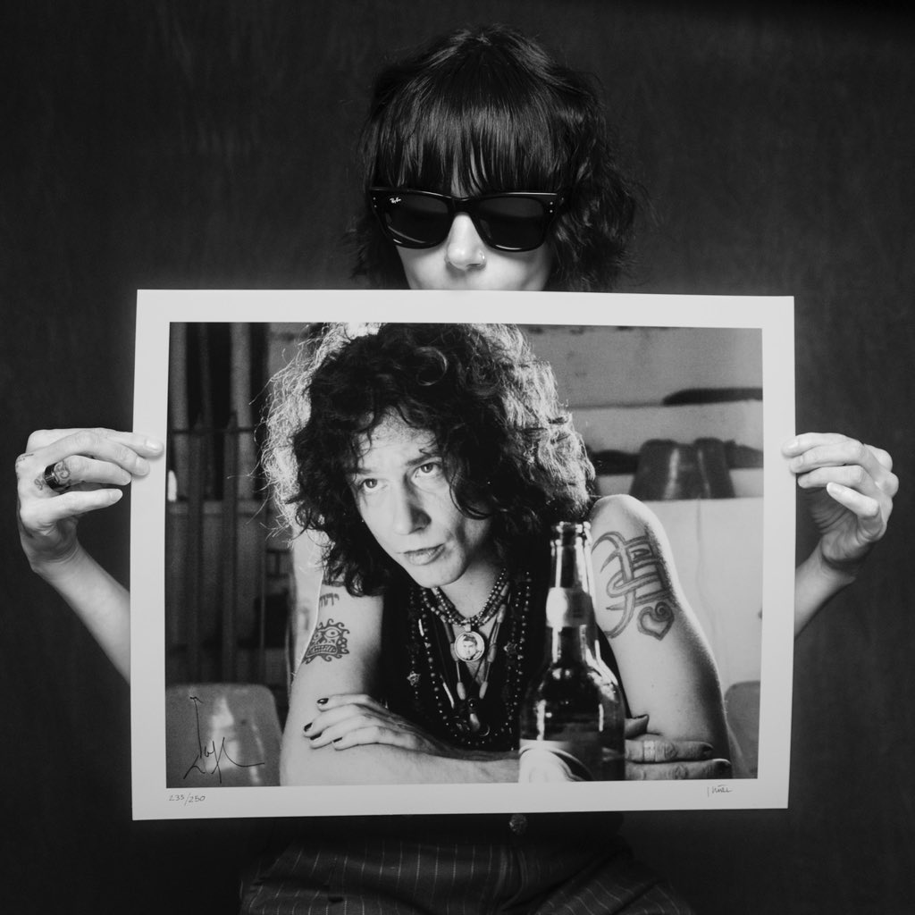 Cada una de las impresiones de esta #ediciónlimitada está firmada por #EnriqueBunbury y #JoseGirl. ¡Asegura la tuya antes de que se agoten! 

josegirl.shop 

#ArteExclusivo #Bunbury