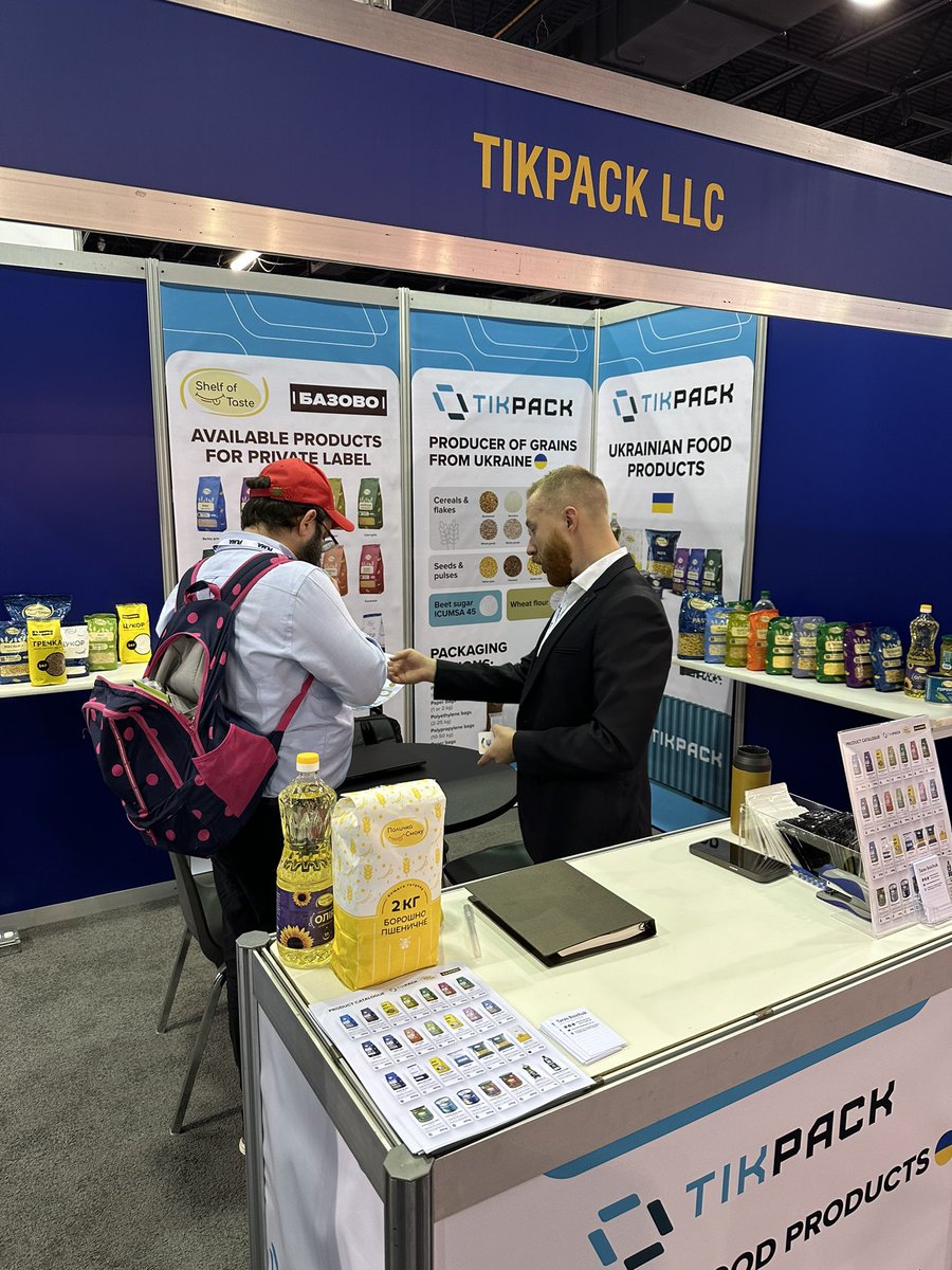UKRinChicago's tweet image. 🇺🇦 On Nov 18, Consul General Serhiy Koledov visited the Ukrainian booth at #PLMAChicago, showcasing six Ukrainian brands, supported by @EBRD. Proud to see #MadeInUkraine products reaching U.S. shelves through @nazovni_online