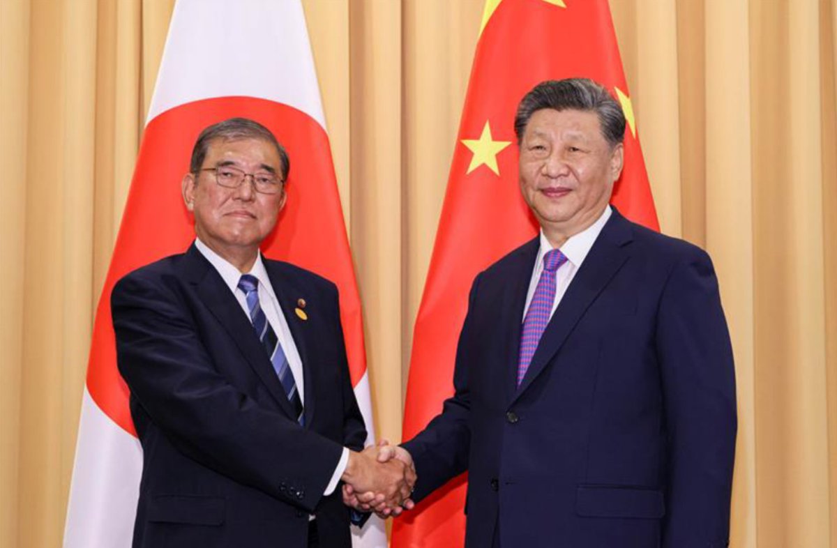 sxzBST's tweet photo. APECでの石破総理

・習近平と握手する際石破総理だけ両手（優劣関係を示唆）
・握手を求める各国首相に座ったまま対応
・式典で一人だけ腕組み

国際的な儀礼も身に着けずこれだけやらかすとかつくづくこの人は総理の器じゃないし国益も損ないかねない。頼むから早く帰ってきてくれ、日本の恥！😫 https://t.co/NS9FpbCCM5